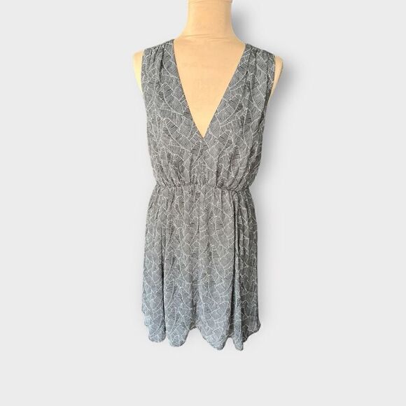 Express Size 10 Sleeveless Smocked Waist Mini Dress Black Leaf Print Cutout Back - Picture 1 of 10